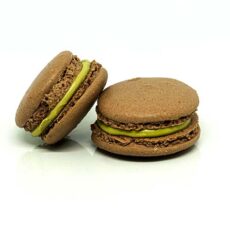 Macarons al pistacchio con guscio al cioccolato